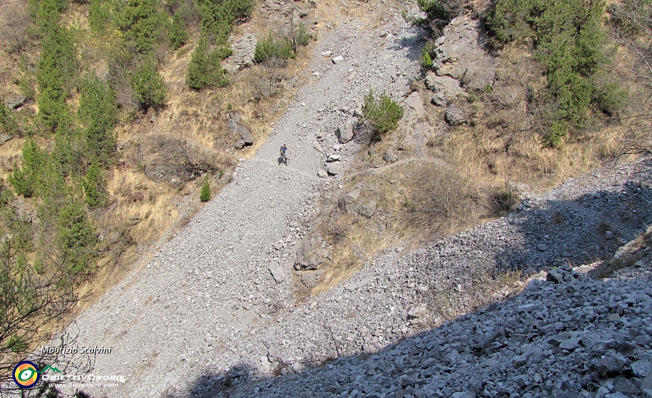 14 Tinusela. Attraverso le colate detritiche del Vallone dei Cantoncelli....JPG